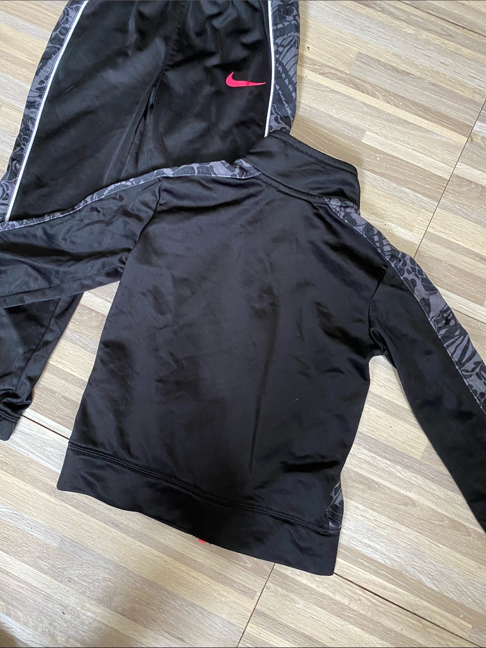 NIKE Dri Fit 2 piece track set size kids girls 5 - Picture 4 of 7